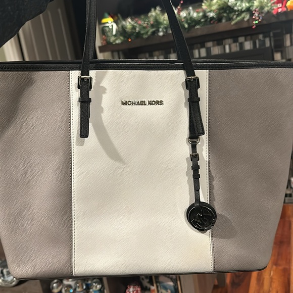 Michael Kors Jet Set Large Shoulder Tote - Picture 3 of 10